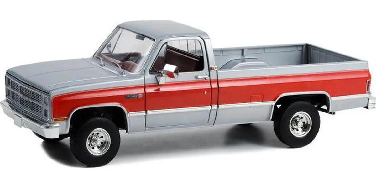 Greenlight 1:18 1984 GMC K-2500 Sierra Grande Wideside - Silver Metallic and Red 13660 - Thumbnail