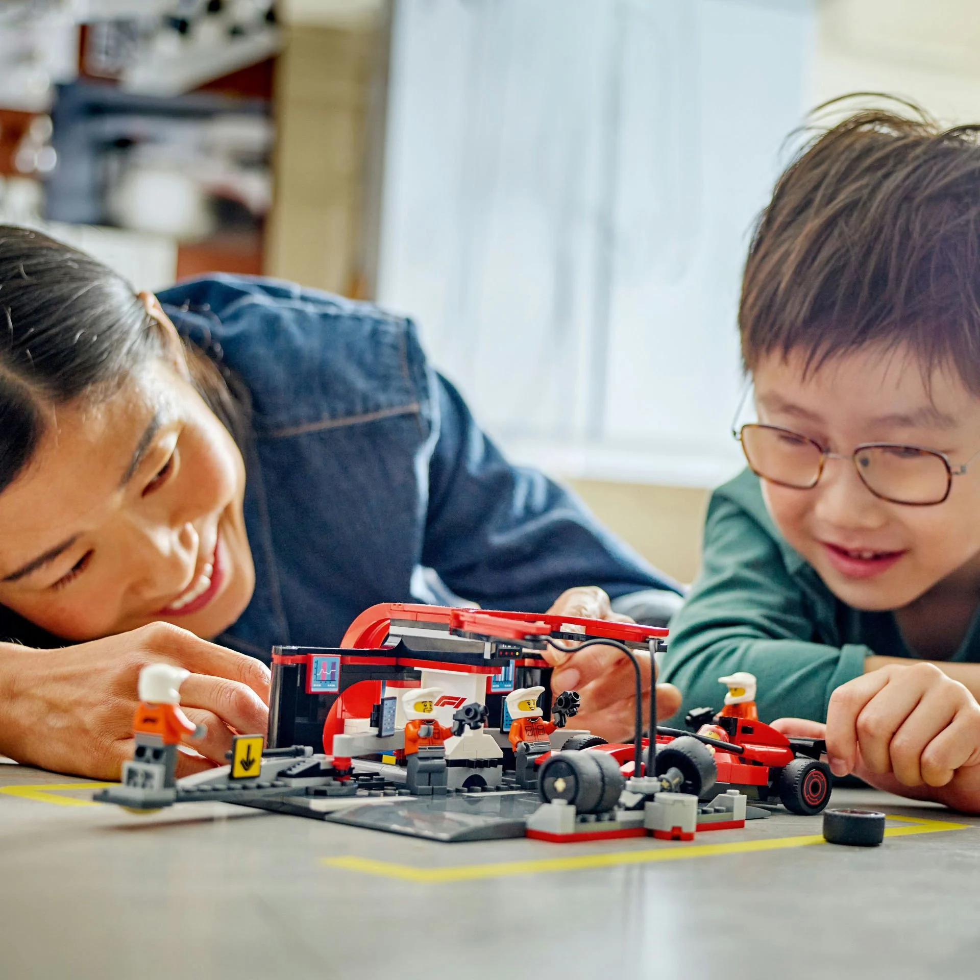 Lego City Ferrari Arabalı F1 Pit Stop ve Pit Ekibi 60443