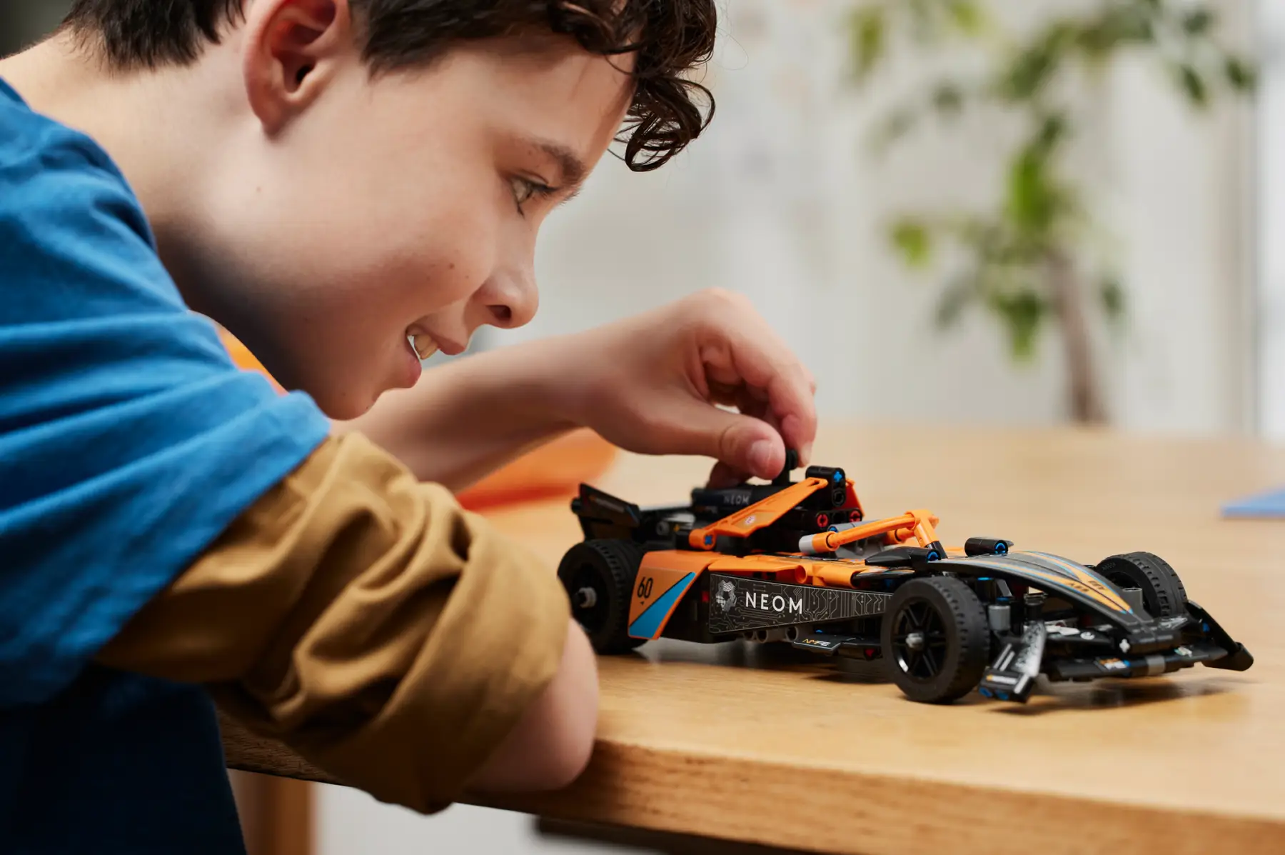 LEGO Technic NEOM McLaren Formula E Yarış Arabası 42169