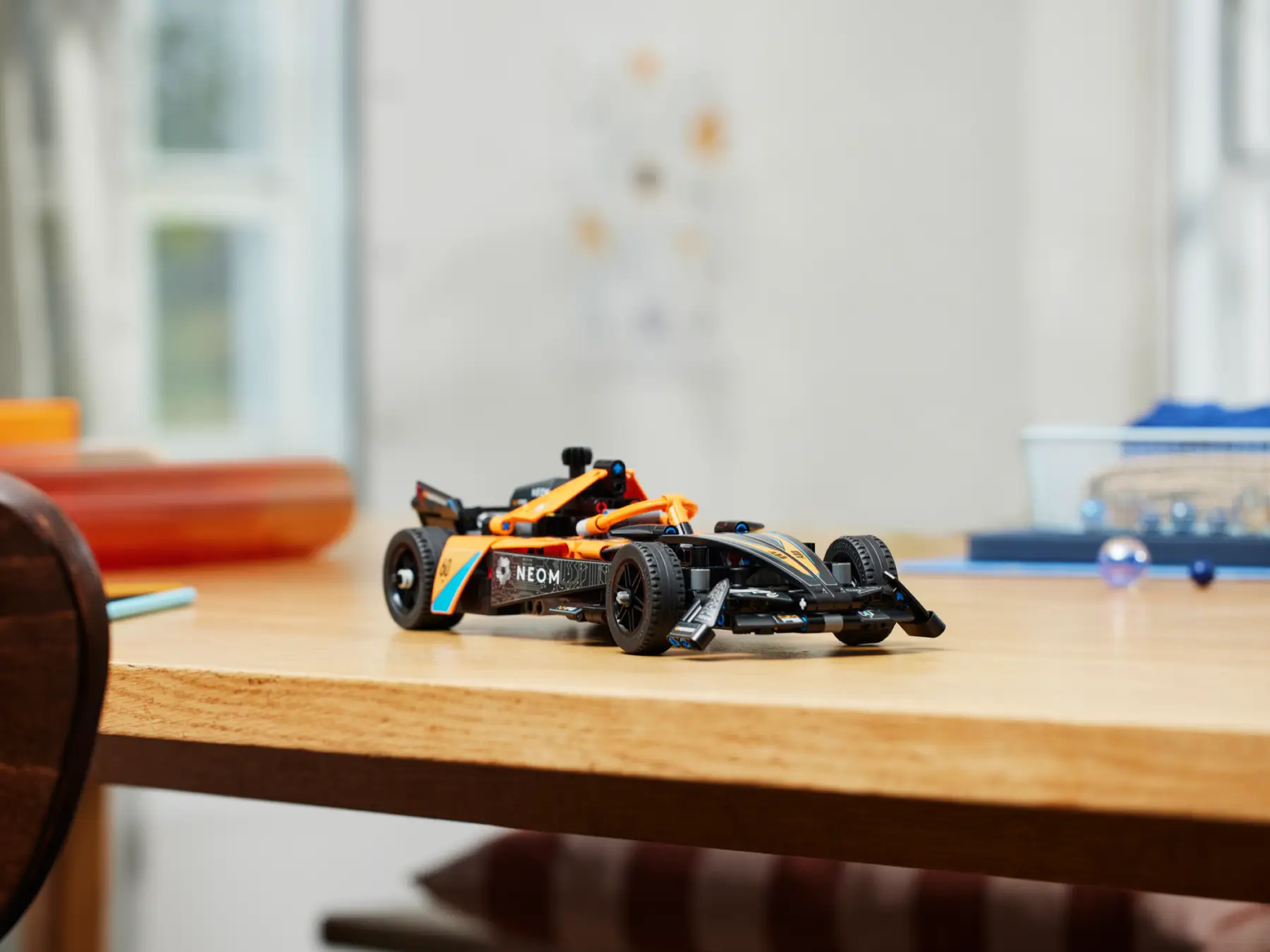 LEGO Technic NEOM McLaren Formula E Yarış Arabası 42169 - Thumbnail