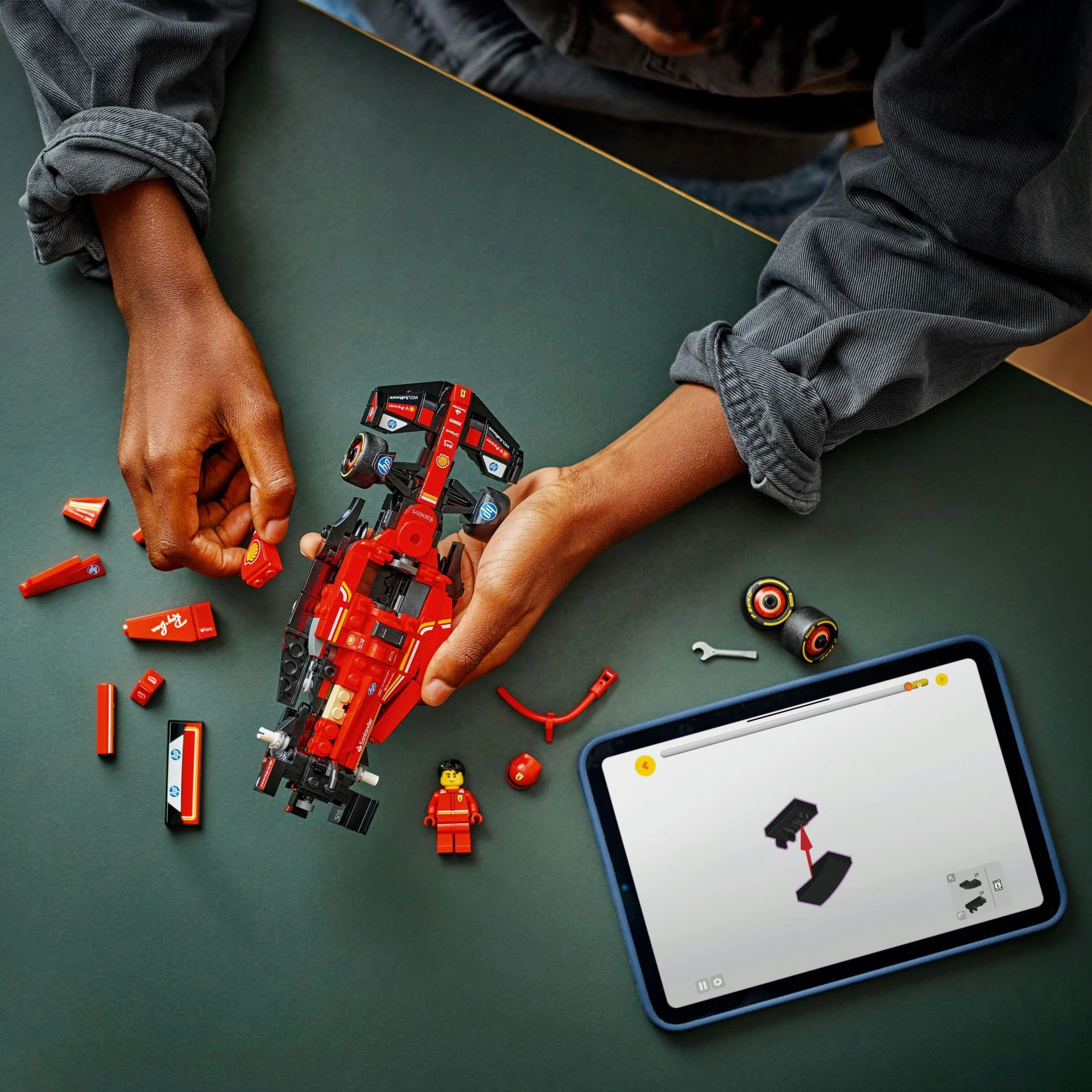 Lego Speed Champions Ferrari SF-24 F1 Yarış Arabası Sürücü Seti 77242