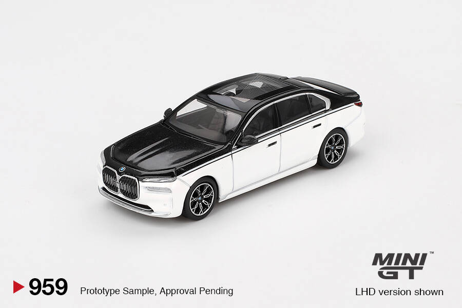 (ÖN SATIŞ) Mini GT 1/64 BMW i7 xDrive60 Alpine White / Black Sapphire MGT00959