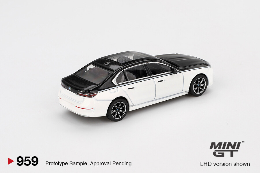 (ÖN SATIŞ) Mini GT 1/64 BMW i7 xDrive60 Alpine White / Black Sapphire MGT00959 - Thumbnail