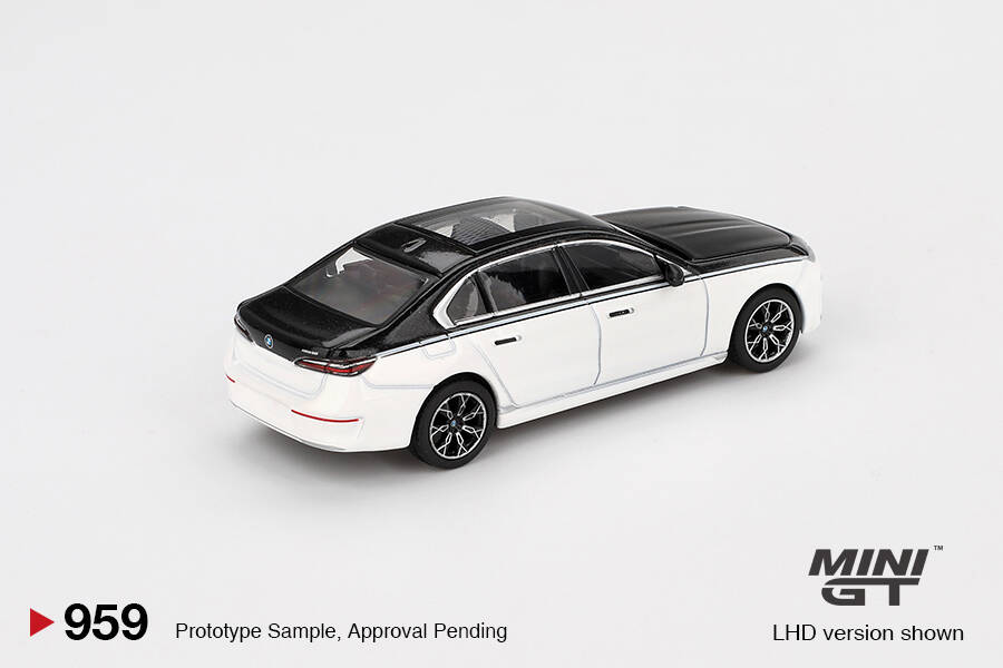(ÖN SATIŞ) Mini GT 1/64 BMW i7 xDrive60 Alpine White / Black Sapphire MGT00959