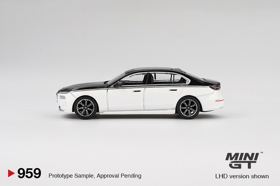 (ÖN SATIŞ) Mini GT 1/64 BMW i7 xDrive60 Alpine White / Black Sapphire MGT00959 - Thumbnail