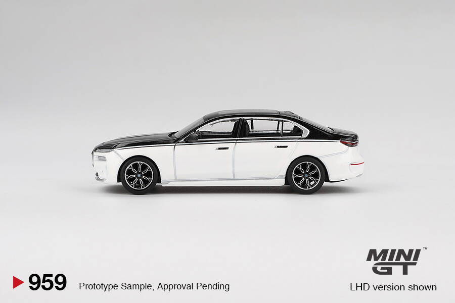 (ÖN SATIŞ) Mini GT 1/64 BMW i7 xDrive60 Alpine White / Black Sapphire MGT00959